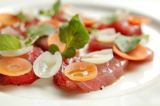 Atum marinado com cebola, cenoura e agrião Atum marinado com cebola, cenoura e agrião