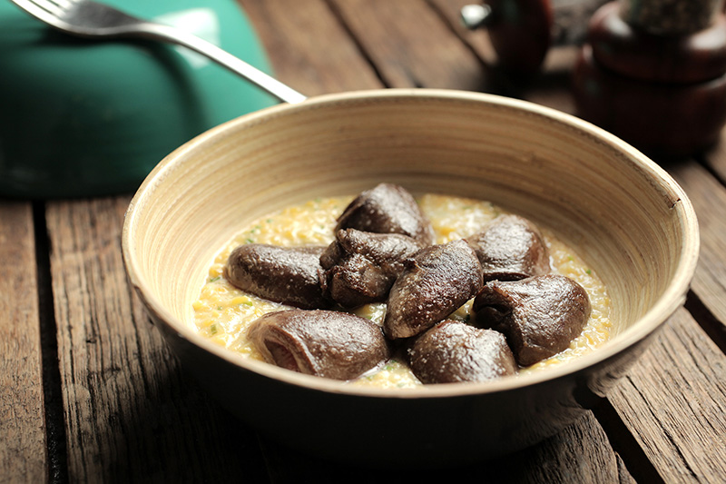 Coração de pato sobre canjiquinha cremosa Coração de pato sobre canjiquinha cremosa