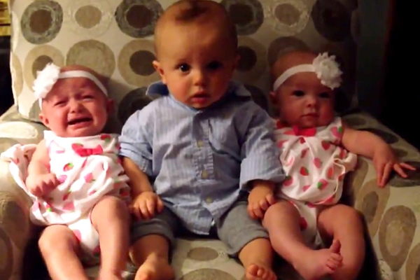 Bebê fica confuso ao conhecer gêmeas e vídeo divertido faz sucesso na internet; assista