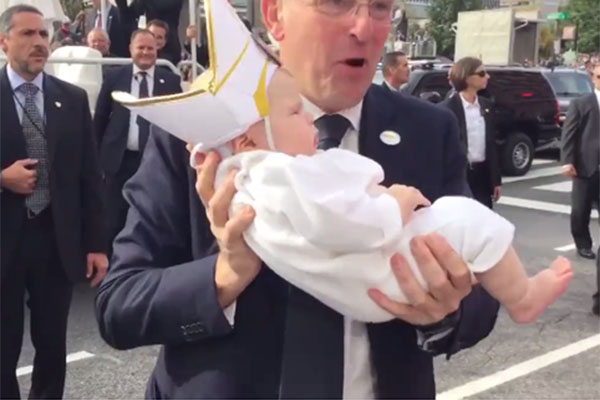 Bebezinha vestida de papa rouba a cena e ganha a bênção mais fofa do ano