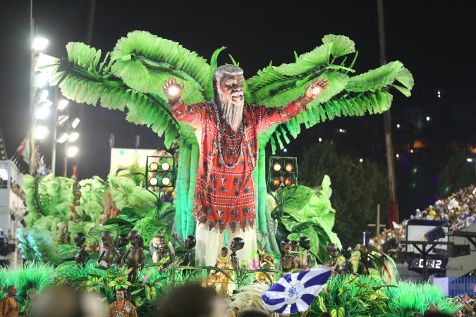 Desfile da Beija-Flor vence Carnaval e provoca polêmica na internet