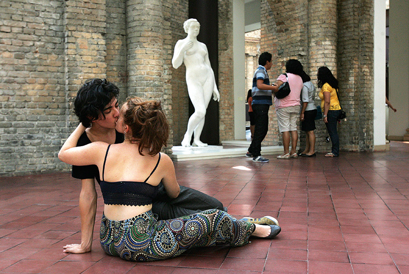 Cena de The Kiss: uma das quatro performances espalhadas pela Pinacoteca