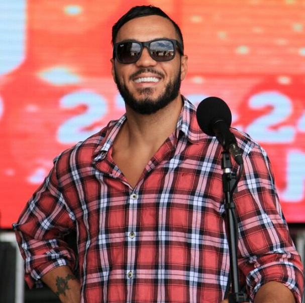 O sorriso é o troféu que acompanha nossas vitórias.. Falar em vitórias e em vitorioso, é falar em vc tudao @cantorbelo não tenho palavras para descrever o que sinto ao ve-lo assim, bem, saudável e feliz. Confesso que as vezes fico surpresa com sua coragem, a maneira na qual vc enfrenta os desafios e se torna vencedor. Não são apenas "dentes novos" é a certeza de um recomeço, cheio de alegrias e muitos sorrisos. Tenho certeza que as beletis e os belomaniacos aprovaram, estão tão felizes e orgulhosos quanto eu. "Pinte sorrisos no rosto da vida e faça de seus sonhos a maquiagem para continuar sorrindo..." Obrigada @anderbernal e sua equipe pelo belíssimo trabalho #orgulho #meutudao #exemplo #amormaior #sorrir #casamentoblindado