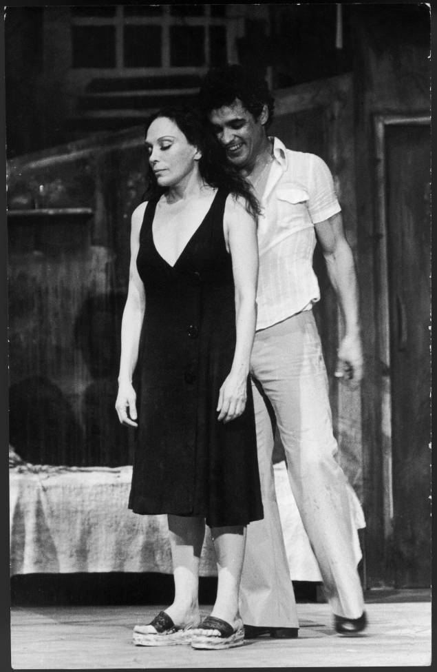 Bibi Ferreira e Roberto Bonfim na peça "Gota D'Água", de Chico Buarque de Hollanda e Paulo Pontes, dirigida por Gianni Ratto, em 1976. Bibi Ferreira e Roberto Bonfim na peça "Gota D'Água", de Chico Buarque de Hollanda e Paulo Pontes, dirigida por Gianni Ratto, em 1976.