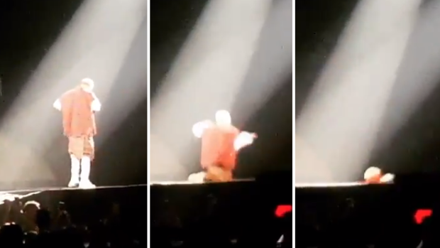Justin Bieber se distrai e cai do palco; confira o vídeo