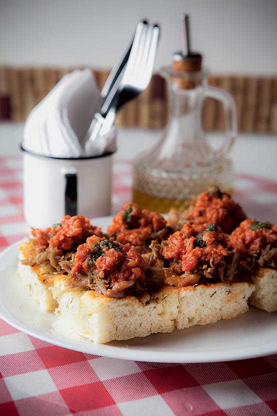 Bruschetta com costela e linguiça