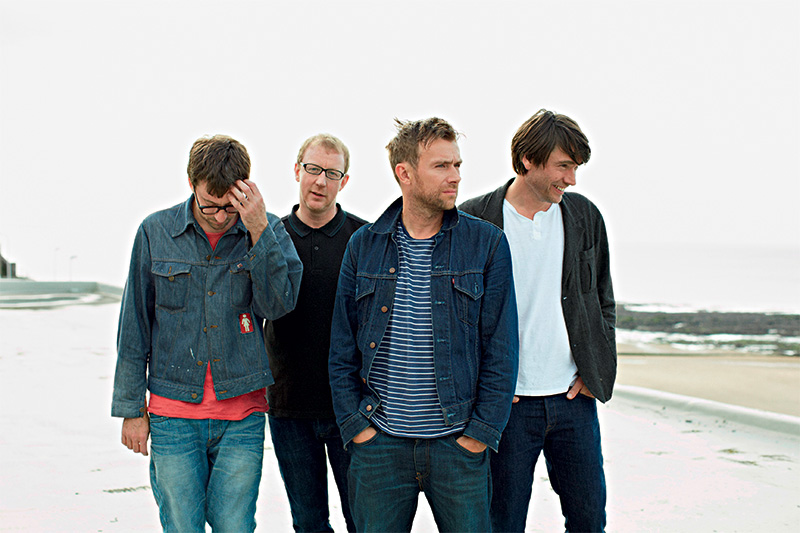 Os ingleses do Blur: grupo não passa por aqui desde 1999, eles fecham o festival, no Palco Terra, começando o show às 21h30