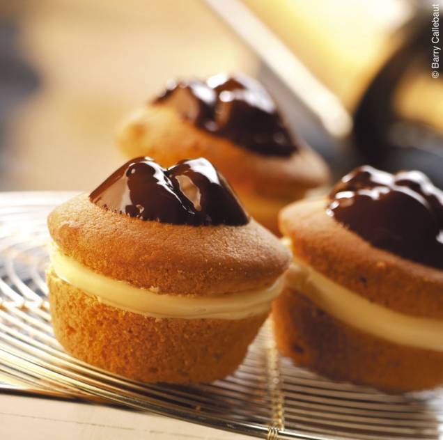Bolinhos de creme com cobertura de chocolate Bolinhos de creme com cobertura de chocolate