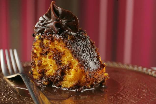 Bolo de cenoura com calda de chocolate Bolo de cenoura com calda de chocolate