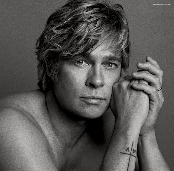 Aos 51 anos, Brad Pitt aparece com beleza madura em ensaio de revista