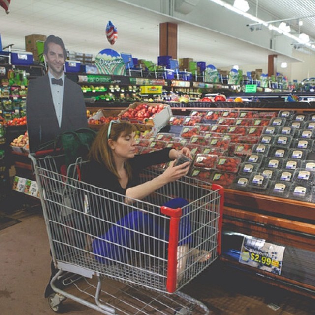 Bradley Cooper faz companhia para americana em fotos no Instagram