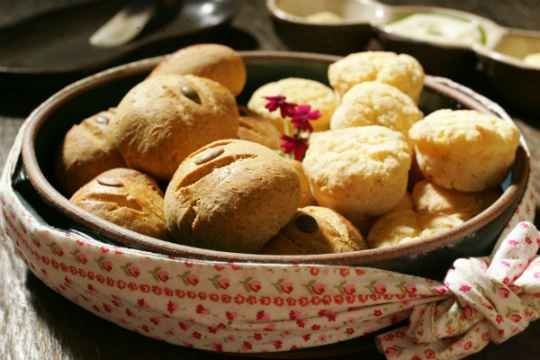 Chef Ana Trajano faz pães sem trigo e prepara centro de estudos