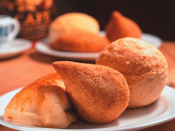 Coxinha e pão de queijo da Padaria Brasileira