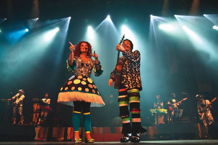 Sandra Peres e Paulo Tatit: figurinos coloridos e momentos interativos Sandra Peres e Paulo Tatit: figurinos coloridos e momentos interativos