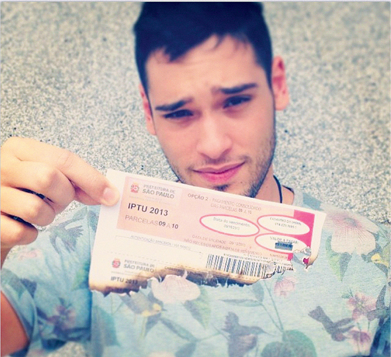 Filho de Antônio Fagundes queima carnê de IPTU em protesto