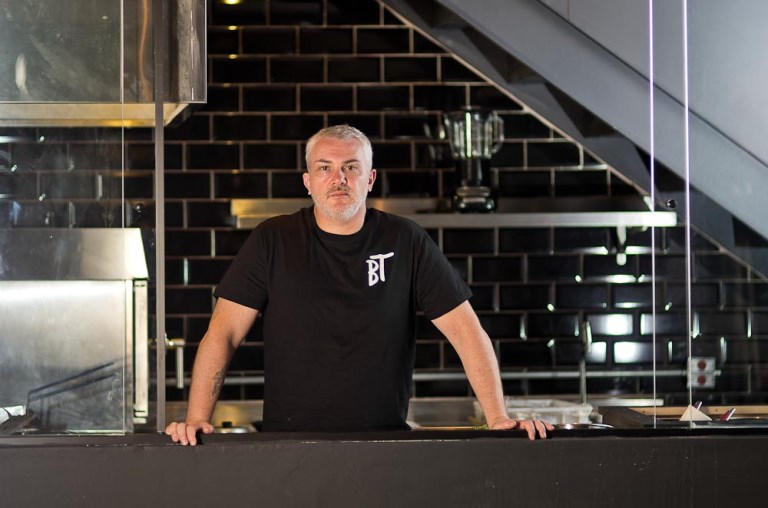 Coelho: "Uso costela, acém e patinho bovinos para fazer os bifes"