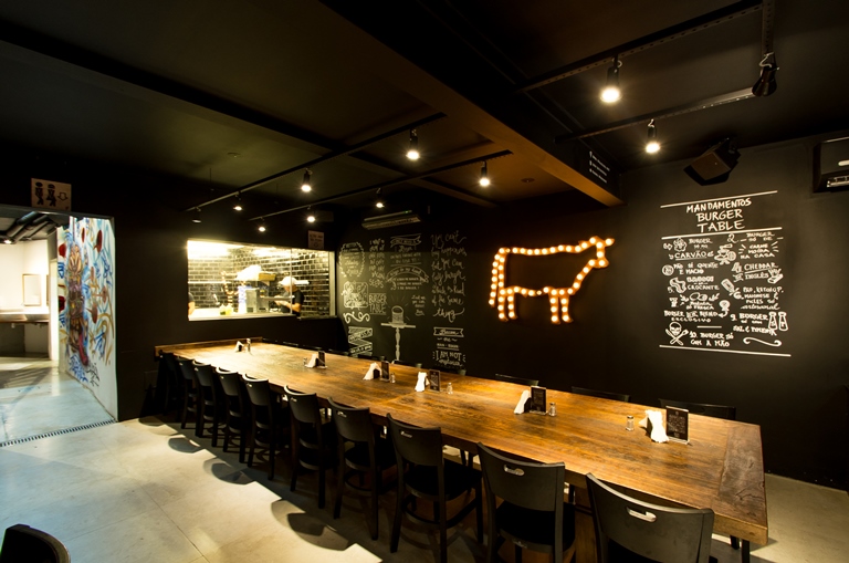 Salão com mesa coletiva: mesmo estilo da matriz