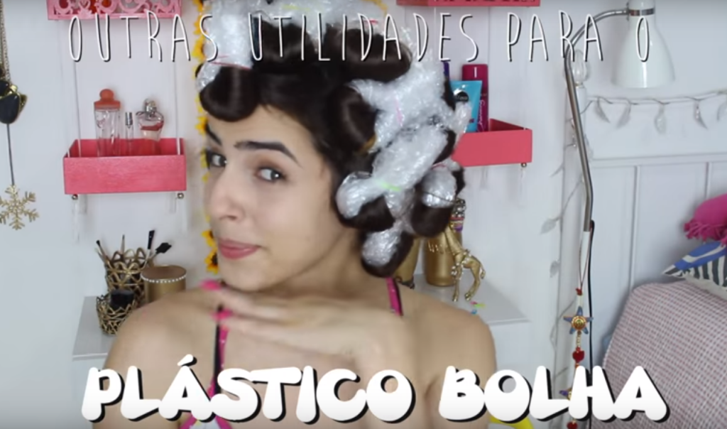 Já pensou em usar plástico bolha para cachear os cabelos?