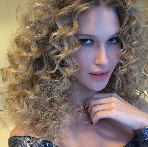 Amassado sexy do verão: aprenda a fazer o cabelo da estação