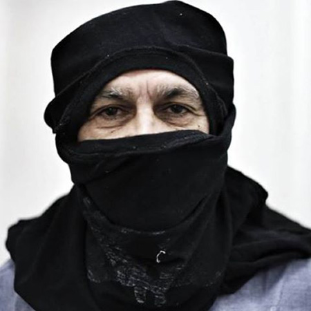 Caetano Veloso publica na internet foto de rosto coberto e pede manifestações pacíficas