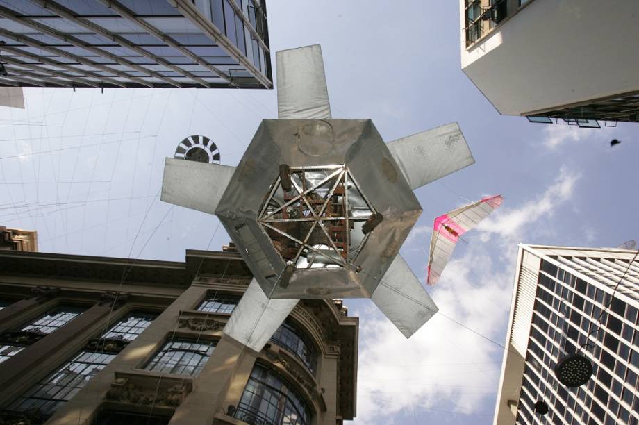 Disco voador preso por cabos de aço no entorno do CCBB Disco voador preso por cabos de aço no entorno do CCBB