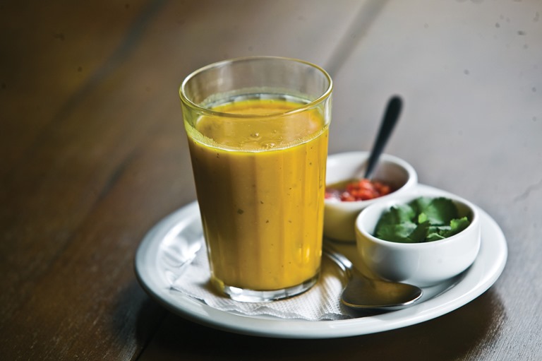 Caldinho de abóbora ao curry, gengibre e leite de coco, do bar Sabiá.