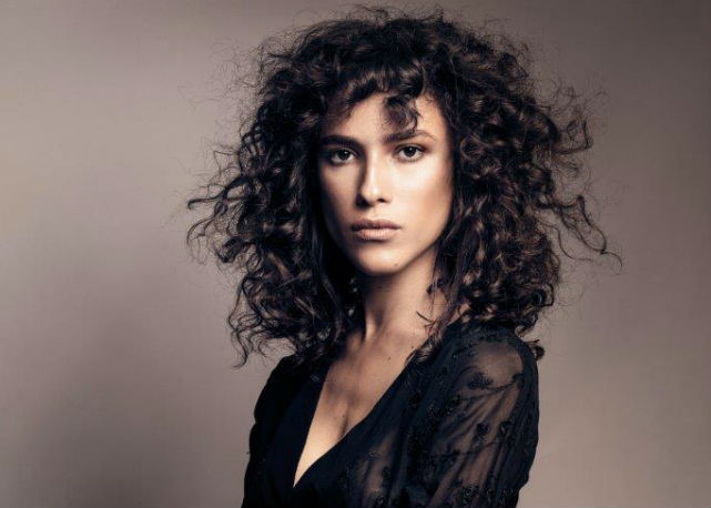 SPFW N41: primeiro dia apresenta modelo transgênero, make ‘nada’, vestidos com tênis e franjas