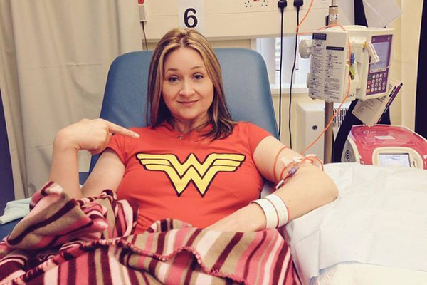 Mulher com câncer provoca polêmica ao ter foto censurada no Facebook