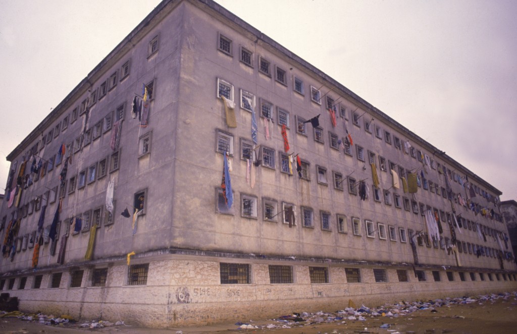 Data da foto: 10/1992 Pavilhão 9, onde ocorreu o Massacre do Carandiru (Foto: Antônio Milena) Data da foto: 10/1992 Pavilhão 9, onde ocorreu o Massacre do Carandiru (Foto: Antônio Milena)