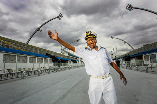 Mestre Carlão comanda a tradicional Banda Redonda há 43 anos. (Foto: Mario Rodrigues/Veja SP)