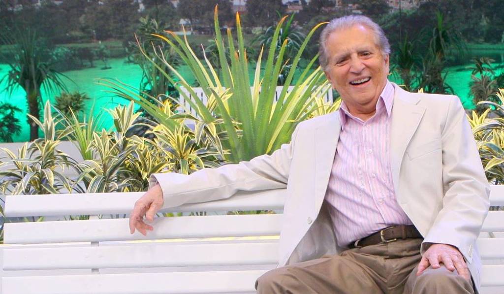 Carlos Alberto pede desculpas após expulsar Sandy e Junior de programa