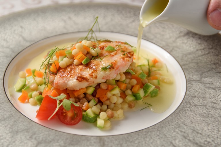 Carpaccio de camarão com fregula no caldo de ovelha: entrada a 64 reais