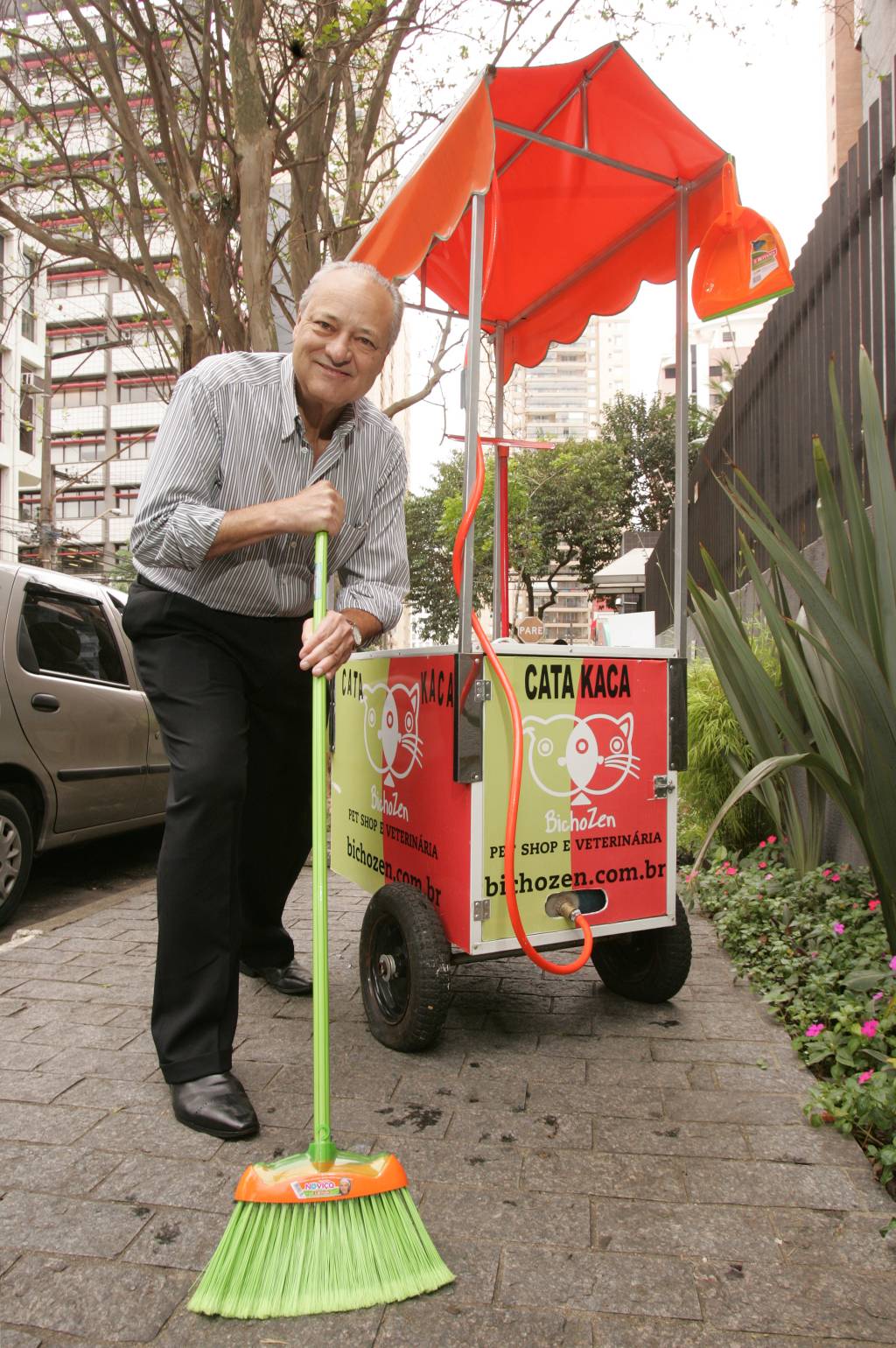 Caminho livre: empresário cria carrinho para limpar as calçadas