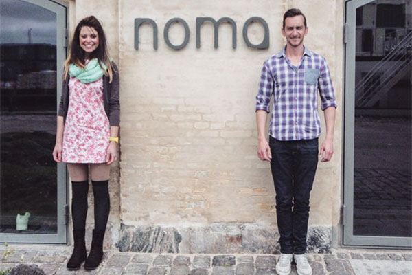 Casal deixa o emprego para dar a volta ao mundo e… acaba lavando banheiros