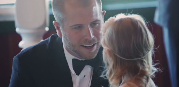 Noivo faz surpresa, lê votos para filha da noiva e emociona convidados de casamento