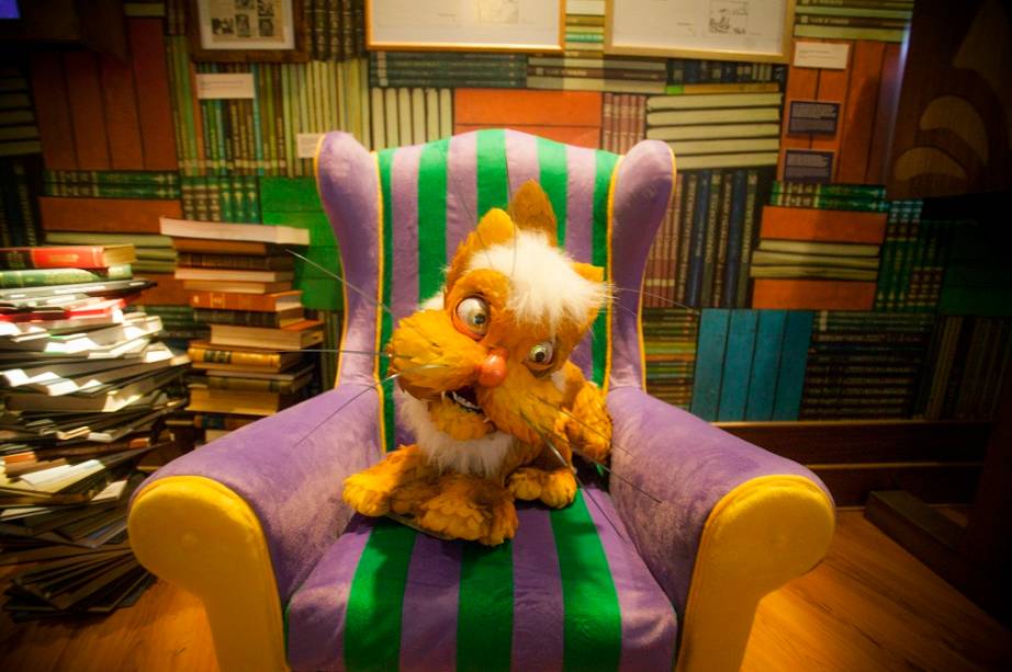 Nela fica o famoso gato. Apaixonado por literatura, ele chama atenção por viver estirado na poltrona