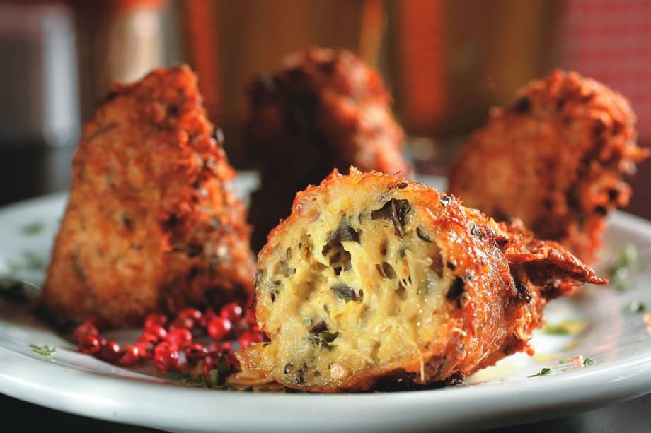 Bolinho delícia portuguesa, de bacalhau desfiado e arroz integral