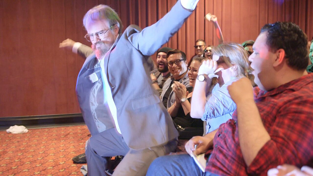 Disfarçado de velhinho, astro dança com strippers para promover ação social. Quem é ele?