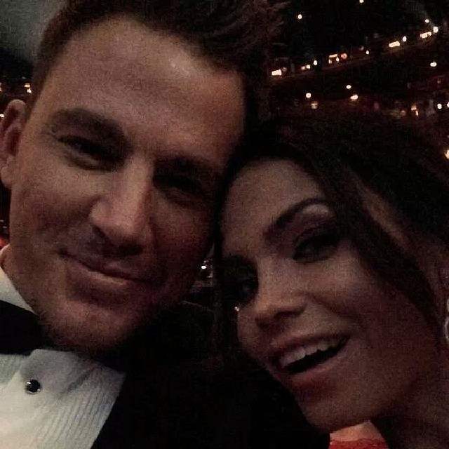 Channing Tatum numa "selfie" com a mulher. Podem se morder, meninas!