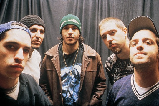 O vocalista Chorão (no meio), do Charlie Brown Jr., se enquadra na classificação que Bonadio faz de artista: É o cara que às vezes não é perfeito cantando mas você gosta dele O vocalista Chorão (no meio), do Charlie Brown Jr., se enquadra na classificação que Bonadio faz de artista: É o cara que às vezes não é perfeito cantando mas você gosta dele