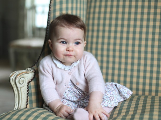 Família Real britânica divulga fotos da Princesa Charlotte