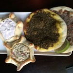 Sele&ccedil;&atilde;o de esfihas: recheios como chanclish, coalhada com azeitona preta, z&aacute;tar e carne