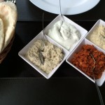 Quarteto de pastas: composi&ccedil;&atilde;o de homus, coalhada seca, homus e muhamara, a pasta de piment&atilde;o (Fotos: Arnaldo Loren&ccedil;ato)