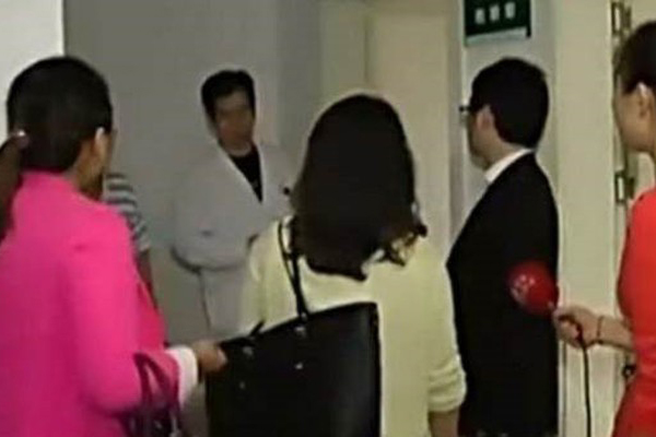 Após acidente, “chinês traidor” é visitado por suas 17 namoradas e caso viraliza na internet
