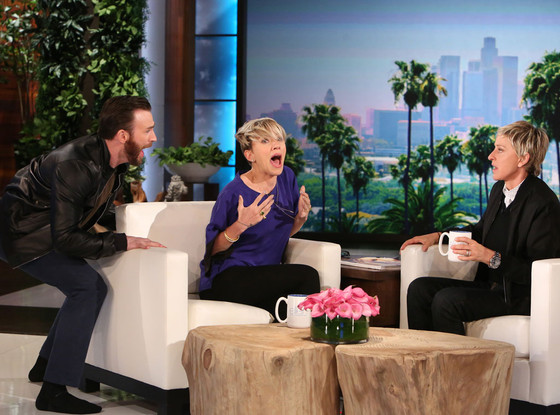 Engraçadinho, Chris Evans dá susto em Scarlett Johansson em programa de TV americano