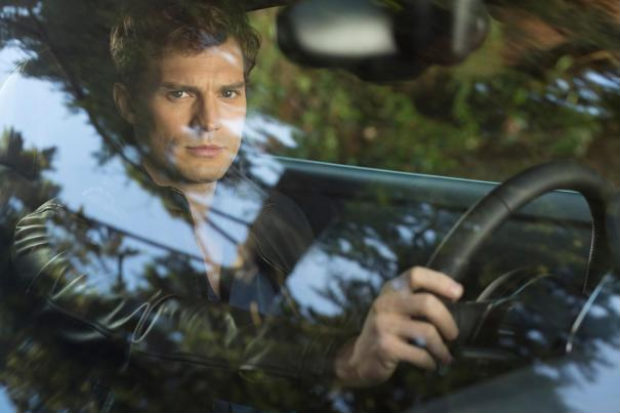 A primeira foto oficial de Jamie Dornan como Christian Grey, de 50 Tons de Cinza
