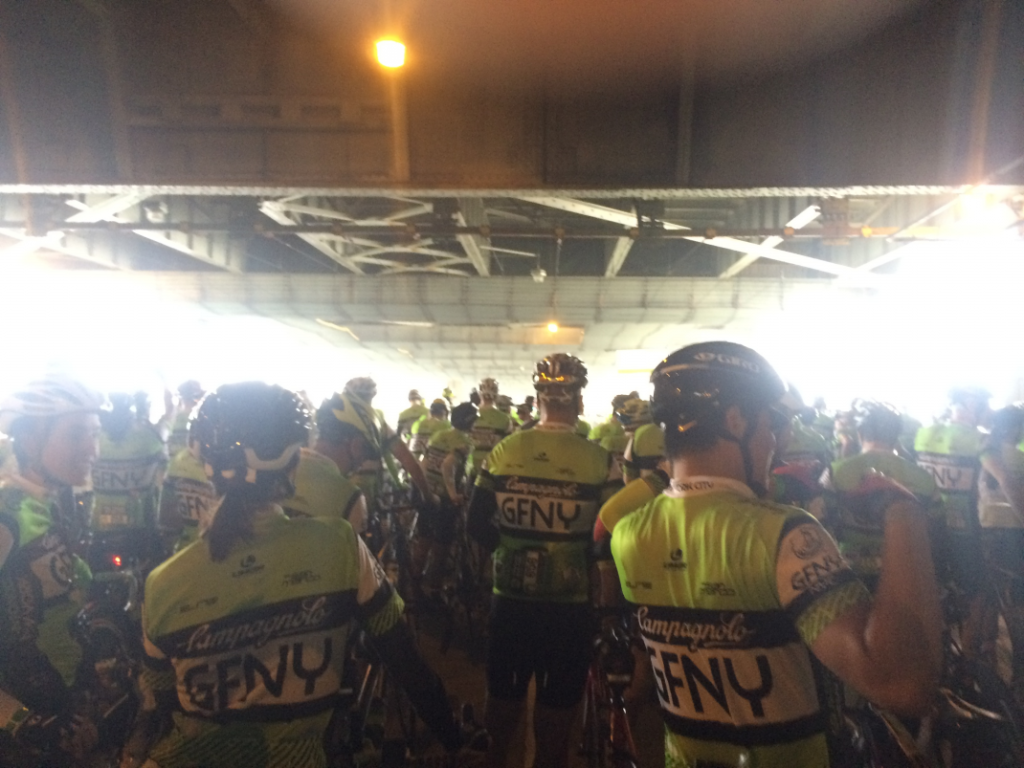 Ciclistas reunidos na largada da prova (Arquivo pessoal)