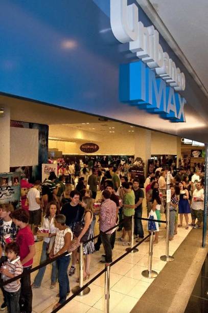 Frequentadores em frente à bilheteria, no domingo (14): Avatar com lotação esgotada Frequentadores em frente à bilheteria, no domingo (14): Avatar com lotação esgotada