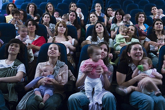 CineMaterna dobra o número de salas e faz sessão grátis com mimos