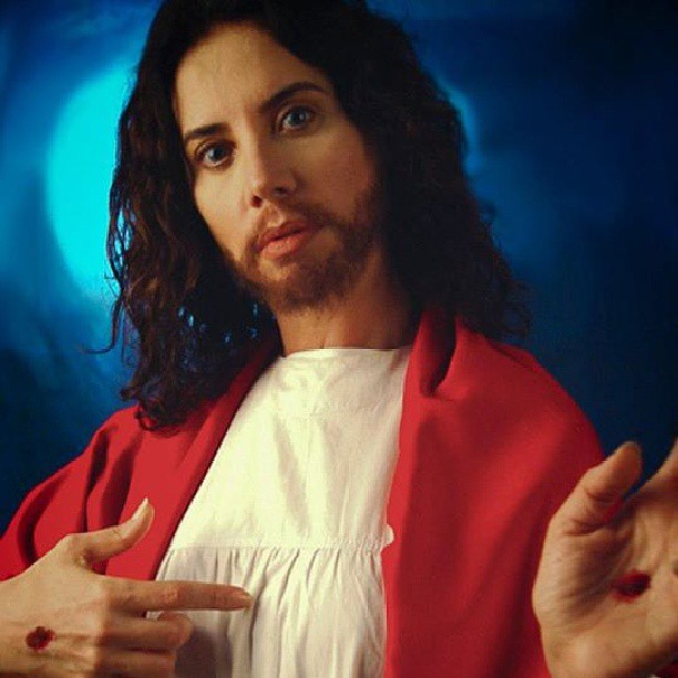 Claudia Alencar posta foto vestida de Jesus Cristo e provoca polêmica na web